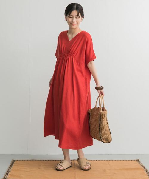 URBAN RESEARCH DOORS（アーバンリサーチドアーズ）の「リネンレーヨンVネック切替ギャザーワンピース（ワンピース・レディース・ブラック/レッド/グリーン・MEDIUM）」の11枚目の写真