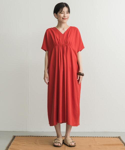 URBAN RESEARCH DOORS（アーバンリサーチドアーズ）の「リネンレーヨンVネック切替ギャザーワンピース（ワンピース・レディース・ブラック/レッド/グリーン・MEDIUM）」の15枚目の写真