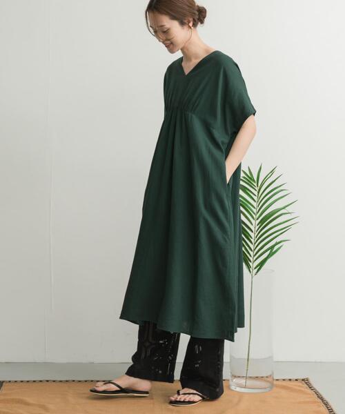 URBAN RESEARCH DOORS（アーバンリサーチドアーズ）の「リネンレーヨンVネック切替ギャザーワンピース（ワンピース・レディース・ブラック/レッド/グリーン・MEDIUM）」の21枚目の写真