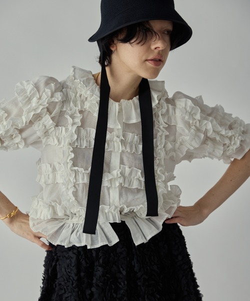 PERNA（ペルナ）の「ホイップフリルブラウス（シャツ/ブラウス・レディース・ブラック/ホワイト・FREE）」の2枚目の写真