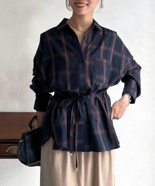 Chez toi（シェトワ）の「ウエスト絞りチェックシャツ（シャツ/ブラウス・レディース・ホワイト/ネイビー/イエロー・FREE）」の2枚目の写真