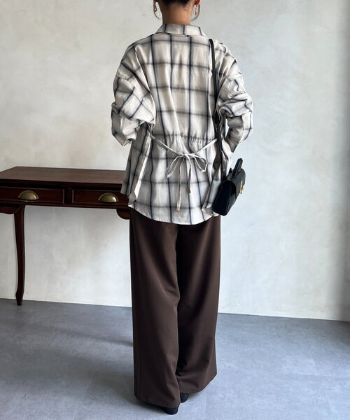 Chez toi（シェトワ）の「ウエスト絞りチェックシャツ（シャツ/ブラウス・レディース・ホワイト/ネイビー/イエロー・FREE）」の6枚目の写真