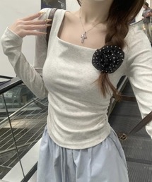 シルエットが美しいスクエアネックロングスリーブトップス