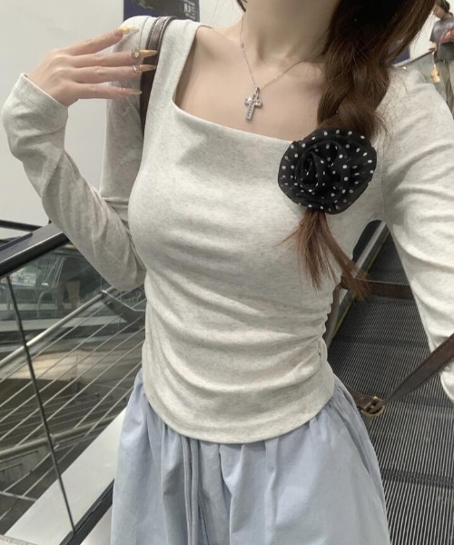 semplice(センプリチェ)の「シルエットが美しいスクエアネックロングスリーブトップス(Tシャツ/カットソー・レディース・キャメル/ホワイト/ブラック/グレー・M/L)」の15枚目の写真