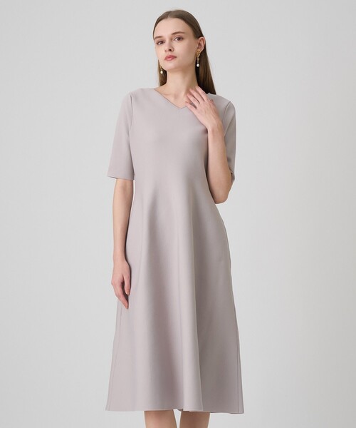 ANAYI(アナイ)の「バックVネックシルエットワンピース(ワンピース・レディース・ブラック/グレイッシュベージュ・36/38/34)」の1枚目の写真