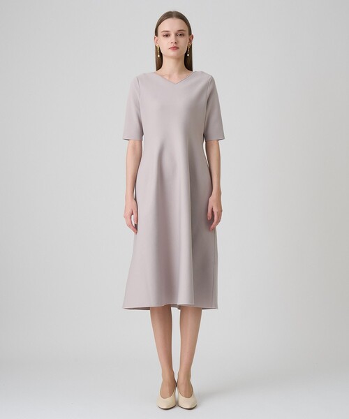 ANAYI(アナイ)の「バックVネックシルエットワンピース(ワンピース・レディース・ブラック/グレイッシュベージュ・36/38/34)」の3枚目の写真