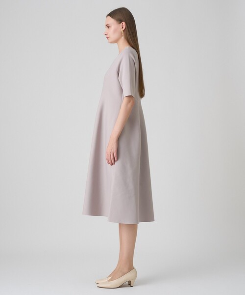 ANAYI(アナイ)の「バックVネックシルエットワンピース(ワンピース・レディース・ブラック/グレイッシュベージュ・36/38/34)」の4枚目の写真