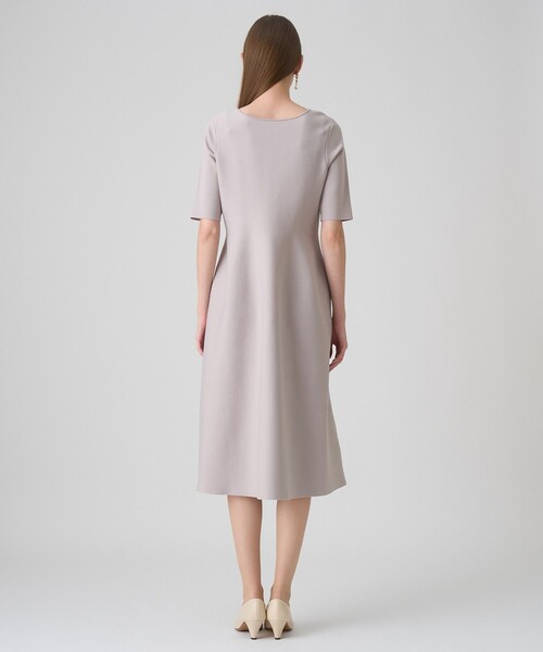 ANAYI(アナイ)の「バックVネックシルエットワンピース(ワンピース・レディース・ブラック/グレイッシュベージュ・36/38/34)」の5枚目の写真