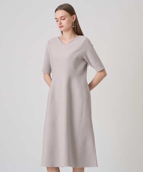 ANAYI(アナイ)の「バックVネックシルエットワンピース(ワンピース・レディース・ブラック/グレイッシュベージュ・36/38/34)」の6枚目の写真