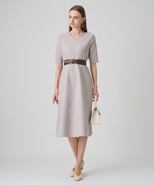 ANAYI(アナイ)の「バックVネックシルエットワンピース(ワンピース・レディース・ブラック/グレイッシュベージュ・36/38/34)」の7枚目の写真