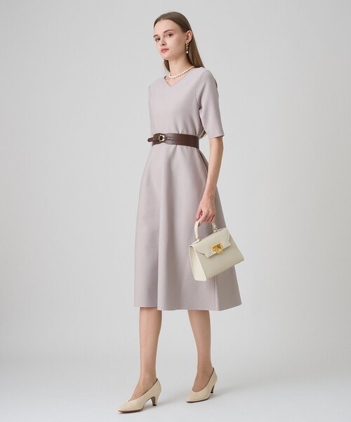 ANAYI(アナイ)の「バックVネックシルエットワンピース(ワンピース・レディース・ブラック/グレイッシュベージュ・36/38/34)」の8枚目の写真