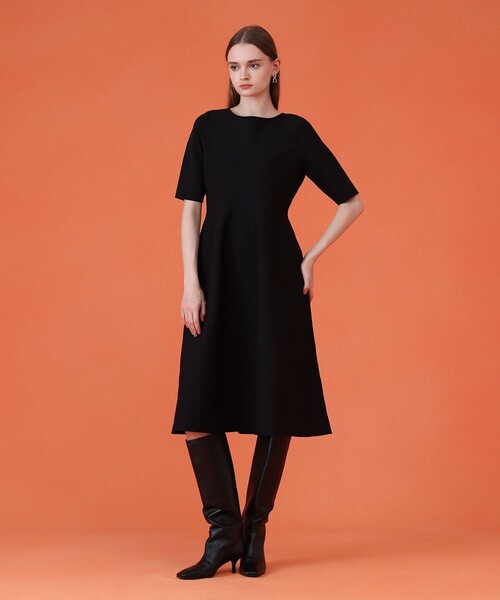 ANAYI(アナイ)の「バックVネックシルエットワンピース(ワンピース・レディース・ブラック/グレイッシュベージュ・36/38/34)」の11枚目の写真