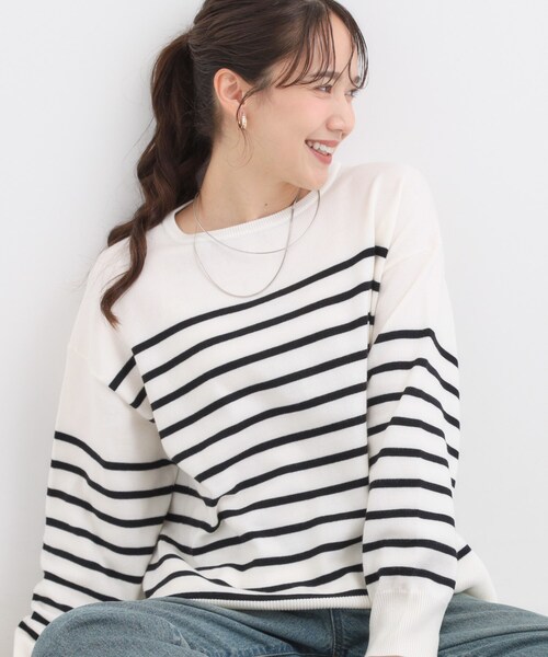 SHOO・LA・RUE（シューラルー）の「【洗濯機可/毛玉レス】アウトスタイルもきれいに決まる サイドスリットニット【CIRCRIC】（ニット/セーター・レディース・ダークブラウン/グリーン系/レッド系/ブラック/ホワイト系5/グレー・04/03/02/01）」の2枚目の写真