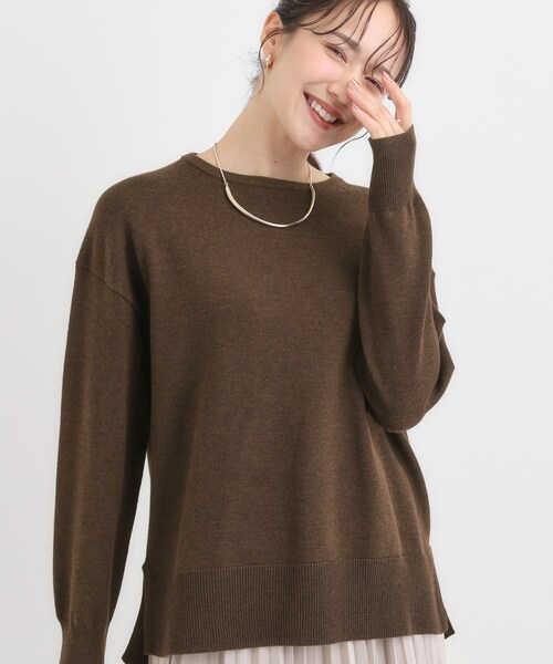 SHOO・LA・RUE（シューラルー）の「【洗濯機可/毛玉レス】アウトスタイルもきれいに決まる サイドスリットニット【CIRCRIC】（ニット/セーター・レディース・ダークブラウン/グリーン系/レッド系/ブラック/ホワイト系5/グレー・04/03/02/01）」の4枚目の写真