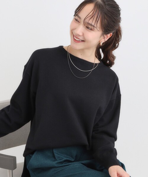 SHOO・LA・RUE（シューラルー）の「【洗濯機可/毛玉レス】アウトスタイルもきれいに決まる サイドスリットニット【CIRCRIC】（ニット/セーター・レディース・ダークブラウン/グリーン系/レッド系/ブラック/ホワイト系5/グレー・04/03/02/01）」の3枚目の写真