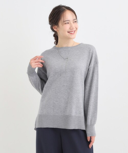 SHOO・LA・RUE（シューラルー）の「【洗濯機可/毛玉レス】アウトスタイルもきれいに決まる サイドスリットニット【CIRCRIC】（ニット/セーター・レディース・ダークブラウン/グリーン系/レッド系/ブラック/ホワイト系5/グレー・04/03/02/01）」の7枚目の写真