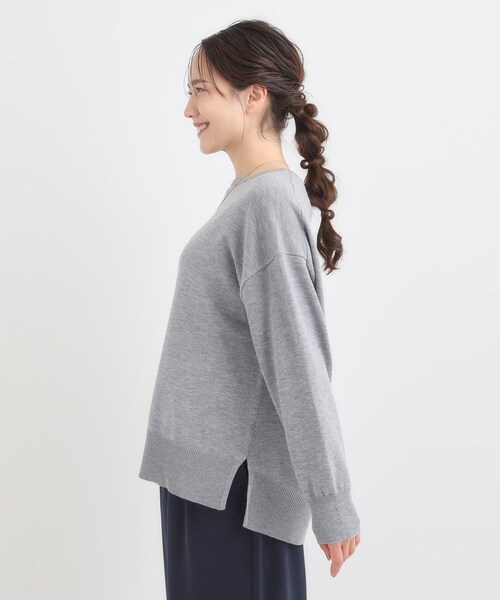 SHOO・LA・RUE（シューラルー）の「【洗濯機可/毛玉レス】アウトスタイルもきれいに決まる サイドスリットニット【CIRCRIC】（ニット/セーター・レディース・ダークブラウン/グリーン系/レッド系/ブラック/ホワイト系5/グレー・04/03/02/01）」の8枚目の写真