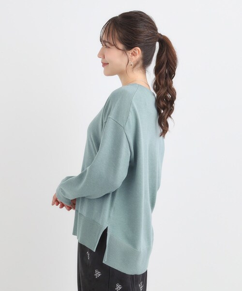 SHOO・LA・RUE（シューラルー）の「【洗濯機可/毛玉レス】アウトスタイルもきれいに決まる サイドスリットニット【CIRCRIC】（ニット/セーター・レディース・ダークブラウン/グリーン系/レッド系/ブラック/ホワイト系5/グレー・04/03/02/01）」の16枚目の写真