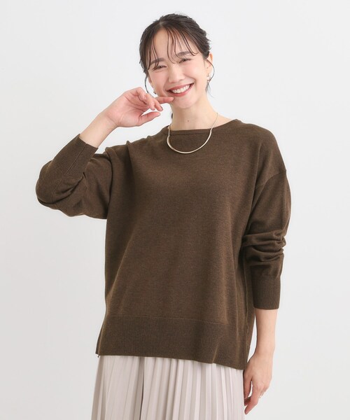 SHOO・LA・RUE（シューラルー）の「【洗濯機可/毛玉レス】アウトスタイルもきれいに決まる サイドスリットニット【CIRCRIC】（ニット/セーター・レディース・ダークブラウン/グリーン系/レッド系/ブラック/ホワイト系5/グレー・04/03/02/01）」の19枚目の写真