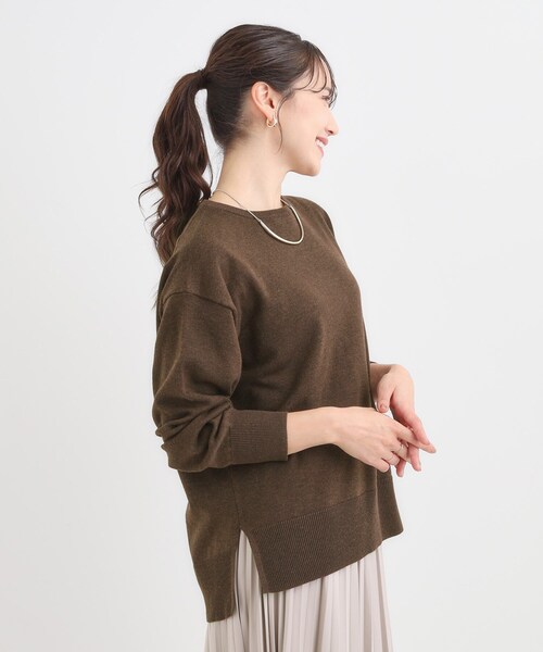 SHOO・LA・RUE（シューラルー）の「【洗濯機可/毛玉レス】アウトスタイルもきれいに決まる サイドスリットニット【CIRCRIC】（ニット/セーター・レディース・ダークブラウン/グリーン系/レッド系/ブラック/ホワイト系5/グレー・04/03/02/01）」の20枚目の写真