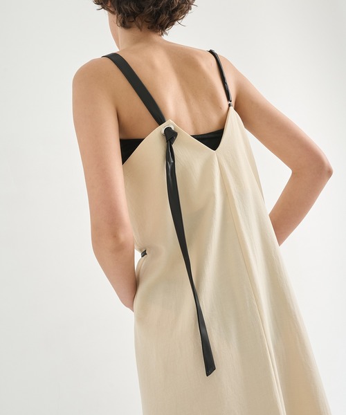 CITY TOKYO（シティトウキョウ）の「Leather Belted Camisole Dress/レザーベルテッドキャミソールドレス/ワンピース（ワンピース・レディース・ブラック/キナリ・1/2）」の4枚目の写真
