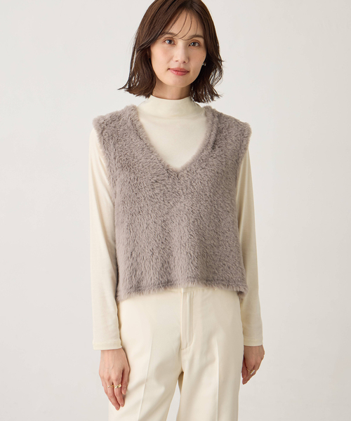 A/C DESIGN BY ALPHA CUBIC（エーシーデザインバイアルファキュービック）の「【今年らしさが叶うキーアイテム】ファーVネックベスト（カーディガン/ボレロ・レディース・ライトグレー/ブラック・L/M）」の3枚目の写真