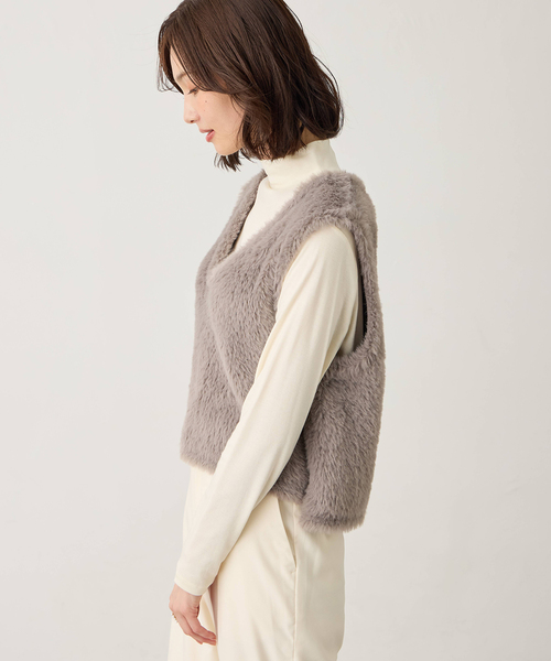 A/C DESIGN BY ALPHA CUBIC（エーシーデザインバイアルファキュービック）の「【今年らしさが叶うキーアイテム】ファーVネックベスト（カーディガン/ボレロ・レディース・ライトグレー/ブラック・L/M）」の4枚目の写真