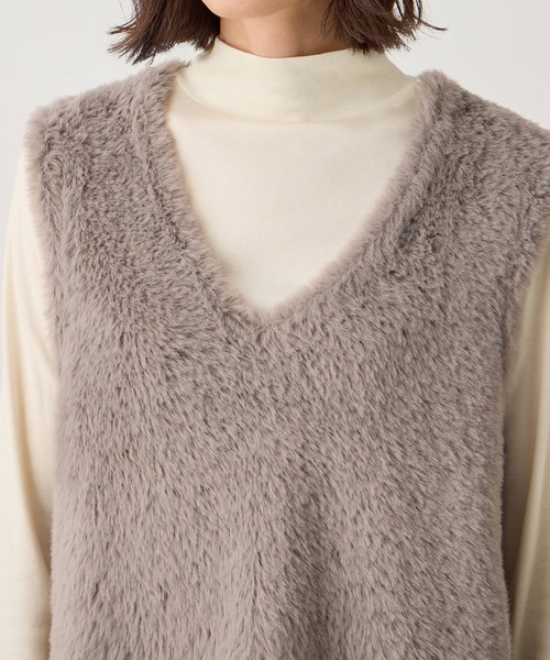 A/C DESIGN BY ALPHA CUBIC（エーシーデザインバイアルファキュービック）の「【今年らしさが叶うキーアイテム】ファーVネックベスト（カーディガン/ボレロ・レディース・ライトグレー/ブラック・L/M）」の10枚目の写真
