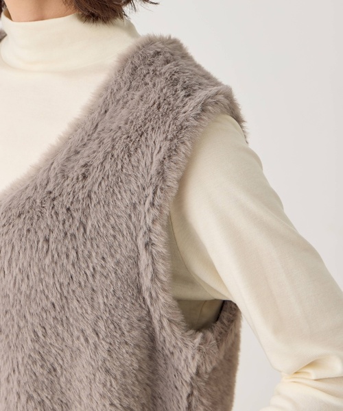 A/C DESIGN BY ALPHA CUBIC（エーシーデザインバイアルファキュービック）の「【今年らしさが叶うキーアイテム】ファーVネックベスト（カーディガン/ボレロ・レディース・ライトグレー/ブラック・L/M）」の11枚目の写真