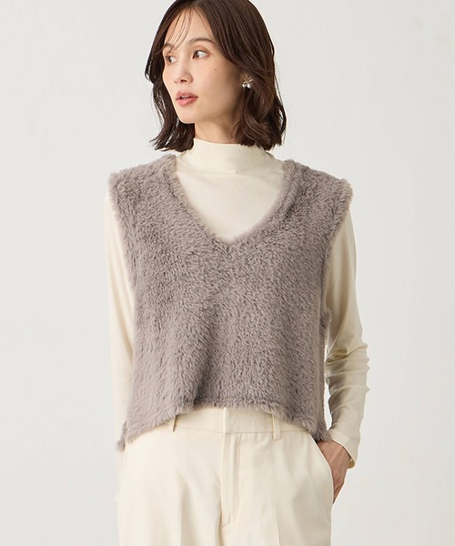 A/C DESIGN BY ALPHA CUBIC（エーシーデザインバイアルファキュービック）の「【今年らしさが叶うキーアイテム】ファーVネックベスト（カーディガン/ボレロ・レディース・ライトグレー/ブラック・L/M）」の2枚目の写真