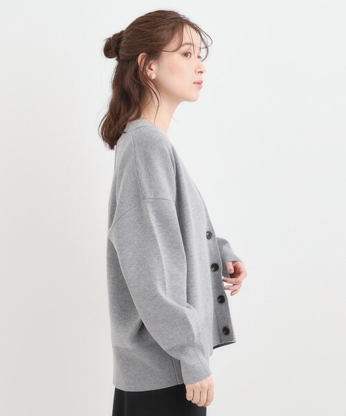 SHOO・LA・RUE(シューラルー)の「【洗える/毛玉レス】表面がきれいなVネックカーディガン(カーディガン/ボレロ・レディース・ブラウン系/グレー/ワインレッド/グリーン/ネイビー・04/01/02/03)」の7枚目の写真