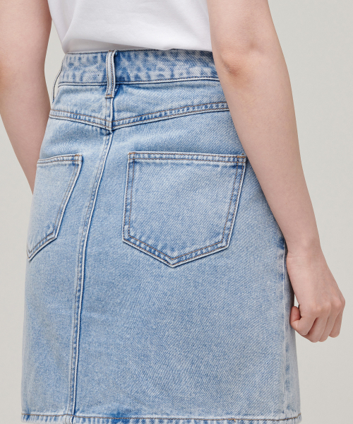 MUSINSA STANDARD WOMAN(ムシンサスタンダードウーマン)の「レディースデニムミニスカート【ライトインディゴ】(スカート・レディース・その他・X-SMALL/SMALL/MEDIUM/LARGE)」の6枚目の写真
