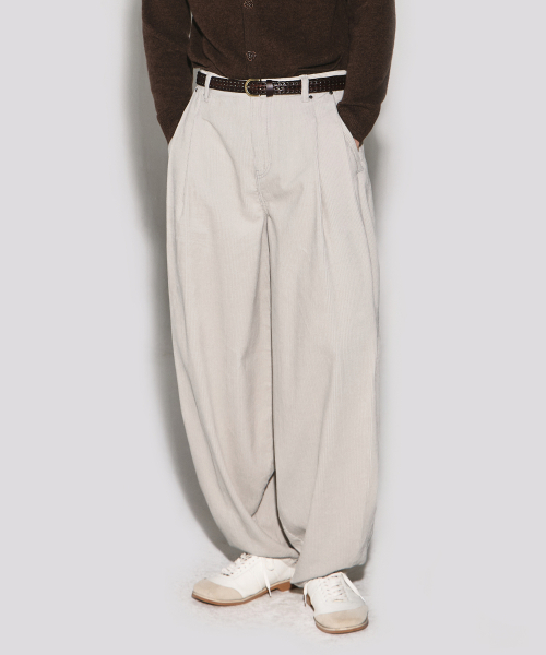 WESLEYHYUSTON(ウェズリーユーストン)の「Corduroy deep tuck semi balloon pants light grey(その他パンツ・メンズ・その他・MEDIUM/LARGE/SMALL)」の1枚目の写真