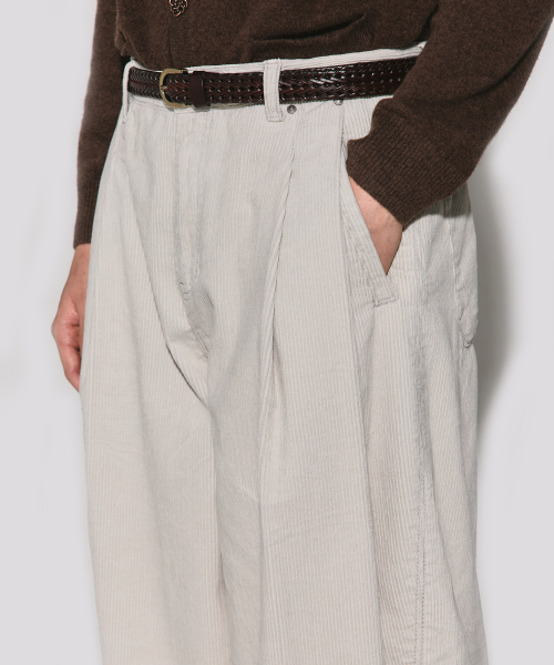 WESLEYHYUSTON(ウェズリーユーストン)の「Corduroy deep tuck semi balloon pants light grey(その他パンツ・メンズ・その他・MEDIUM/LARGE/SMALL)」の2枚目の写真