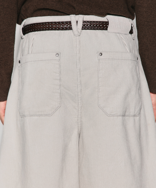 WESLEYHYUSTON(ウェズリーユーストン)の「Corduroy deep tuck semi balloon pants light grey(その他パンツ・メンズ・その他・MEDIUM/LARGE/SMALL)」の3枚目の写真