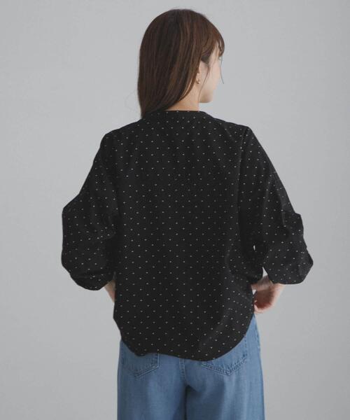 URBAN RESEARCH Sonny Label(アーバンリサーチサニーレーベル)の「『WEB限定』フロントタックバンドカラーシャツ(シャツ/ブラウス・レディース・ブルー/ライトベージュ/ホワイト系その他/ホワイト/ドット・FREE)」の11枚目の写真
