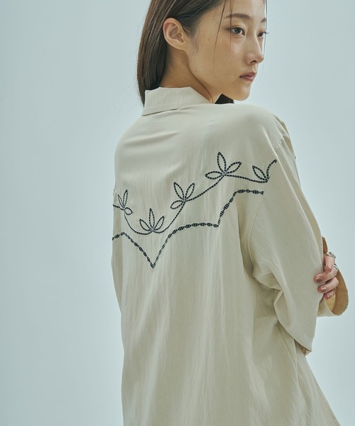 ROSE BUD（ローズバッド）の「(mag.by c)EMBROIDERY SHIRT（シャツ/ブラウス・レディース・オフホワイト/ブラック・ONE SIZE）」の2枚目の写真