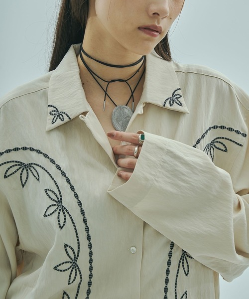 ROSE BUD（ローズバッド）の「(mag.by c)EMBROIDERY SHIRT（シャツ/ブラウス・レディース・オフホワイト/ブラック・ONE SIZE）」の3枚目の写真