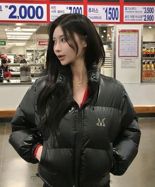 MUCENT(ムセント)の「ラディエンメタルロゴハイネックグロッシークロップパディング (2カラー)(ダウンジャケット/コート・レディース・ブラック/シルバー・FREE/unisex L/SHORT)」の21枚目の写真