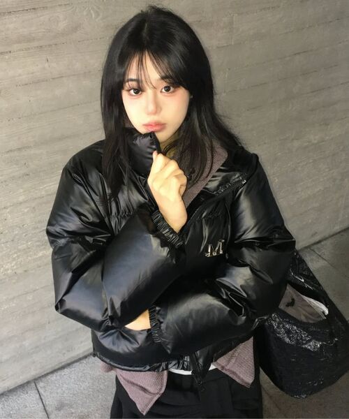 MUCENT(ムセント)の「ラディエンメタルロゴハイネックグロッシークロップパディング (2カラー)(ダウンジャケット/コート・レディース・ブラック/シルバー・FREE/unisex L/SHORT)」の22枚目の写真