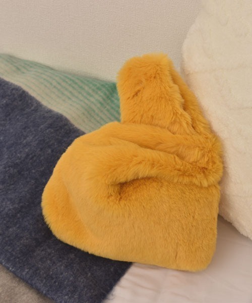 TONE SELECT GOODS(トーンセレクトグッズ)の「【float】カラバリ もこもこ フェイクファー トートバッグ【18色展開】(トートバッグ・レディース・ブラック/カーキ/ライトブルー/スモークピンク/グレー/アッシュブラウン/ダークグリーン/フューシャピンク/ホワイト/コーラルピンク/レッド/イエロー/ベビーピンク/アイボリー/ブラウン/ライトグレー/ブルー/オフホワイト・FREE)」の13枚目の写真
