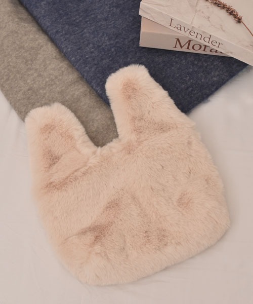 TONE SELECT GOODS(トーンセレクトグッズ)の「【float】カラバリ もこもこ フェイクファー トートバッグ【18色展開】(トートバッグ・レディース・ブラック/カーキ/ライトブルー/スモークピンク/グレー/アッシュブラウン/ダークグリーン/フューシャピンク/ホワイト/コーラルピンク/レッド/イエロー/ベビーピンク/アイボリー/ブラウン/ライトグレー/ブルー/オフホワイト・FREE)」の4枚目の写真
