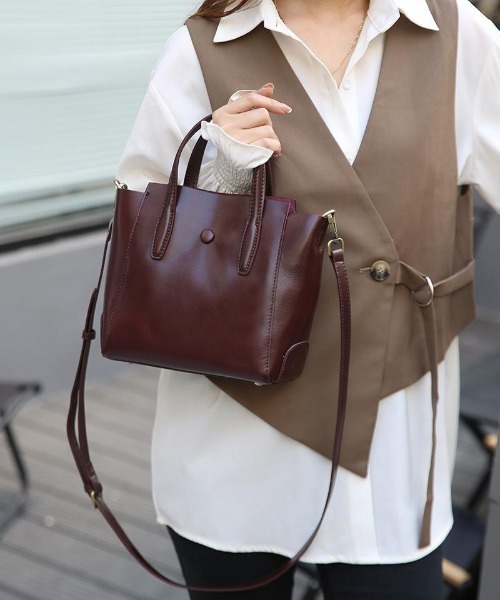 NiiNa(ニーナ)の「【 NiiNa / ニーナ 】高品質レザー2WAYスリムバーティカルトート(トートバッグ・レディース・グリーン/ダークブラウン/ブラウン/ブラック/レッド・FREE)」の1枚目の写真