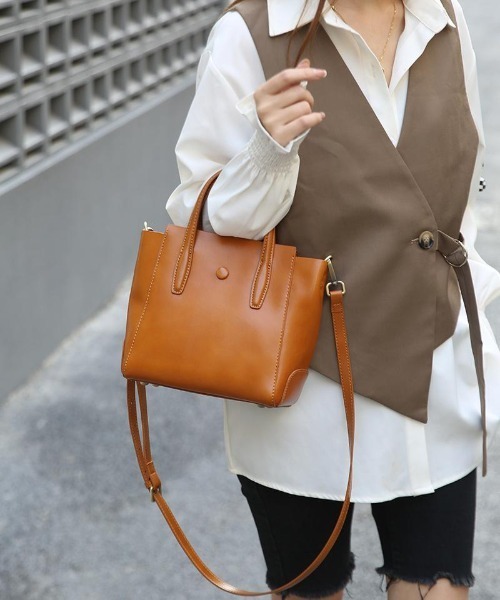 NiiNa(ニーナ)の「【 NiiNa / ニーナ 】高品質レザー2WAYスリムバーティカルトート(トートバッグ・レディース・グリーン/ダークブラウン/ブラウン/ブラック/レッド・FREE)」の3枚目の写真