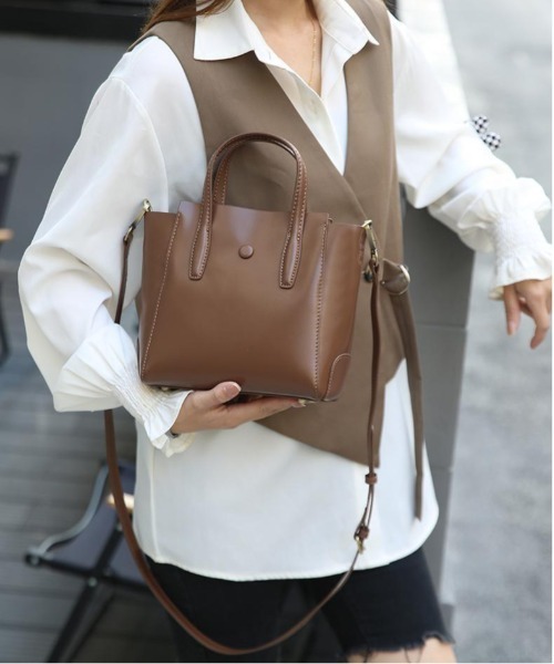 NiiNa(ニーナ)の「【 NiiNa / ニーナ 】高品質レザー2WAYスリムバーティカルトート(トートバッグ・レディース・グリーン/ダークブラウン/ブラウン/ブラック/レッド・FREE)」の5枚目の写真