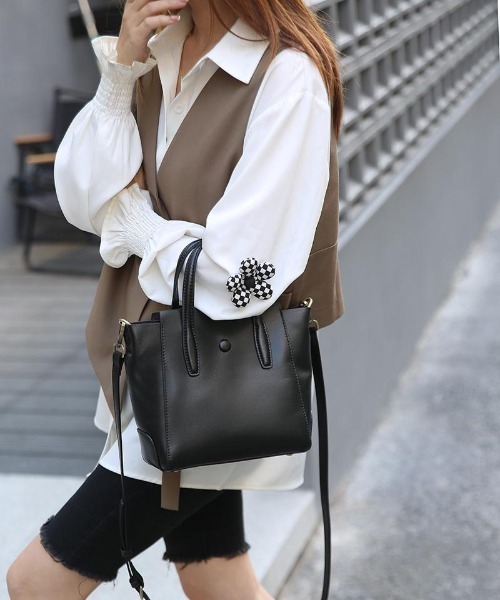 NiiNa(ニーナ)の「【 NiiNa / ニーナ 】高品質レザー2WAYスリムバーティカルトート(トートバッグ・レディース・グリーン/ダークブラウン/ブラウン/ブラック/レッド・FREE)」の2枚目の写真