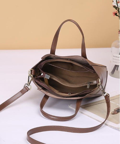 NiiNa(ニーナ)の「【 NiiNa / ニーナ 】高品質レザー2WAYスリムバーティカルトート(トートバッグ・レディース・グリーン/ダークブラウン/ブラウン/ブラック/レッド・FREE)」の9枚目の写真