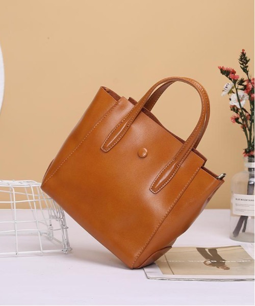 NiiNa(ニーナ)の「【 NiiNa / ニーナ 】高品質レザー2WAYスリムバーティカルトート(トートバッグ・レディース・グリーン/ダークブラウン/ブラウン/ブラック/レッド・FREE)」の11枚目の写真