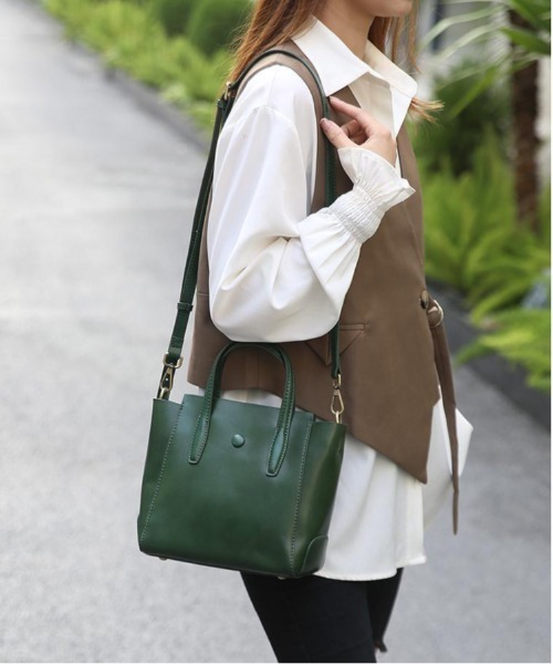 NiiNa(ニーナ)の「【 NiiNa / ニーナ 】高品質レザー2WAYスリムバーティカルトート(トートバッグ・レディース・グリーン/ダークブラウン/ブラウン/ブラック/レッド・FREE)」の13枚目の写真