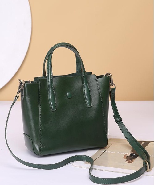 NiiNa(ニーナ)の「【 NiiNa / ニーナ 】高品質レザー2WAYスリムバーティカルトート(トートバッグ・レディース・グリーン/ダークブラウン/ブラウン/ブラック/レッド・FREE)」の14枚目の写真